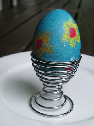 Easter Craft for Kids free instructions on how to dying and decorating hard boiled eggs at Easter time.