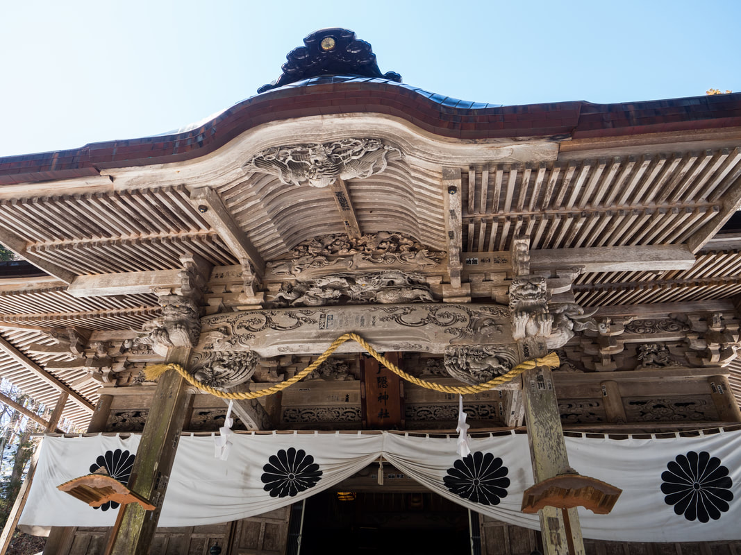 The dragon carvings on the roof at the Lower Togakushi Shrine.  Togakushi Jinji Shrine, Mount Togakushi, Nagano Prefecture, Japan.