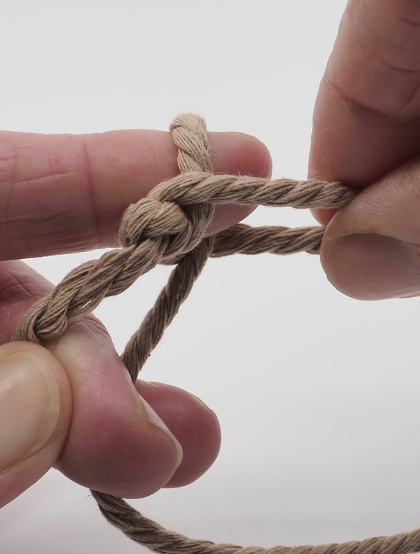Single-finger Finger Knitting. A fully illustrated tutorial.