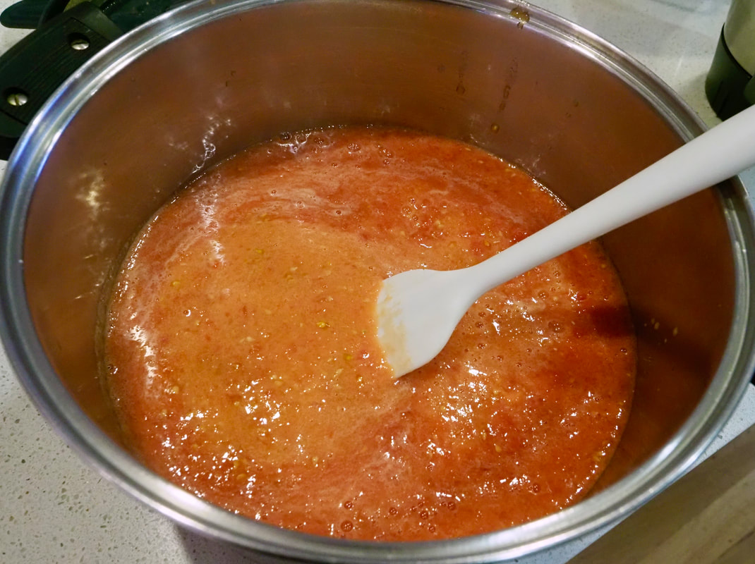 Making tomato chutney