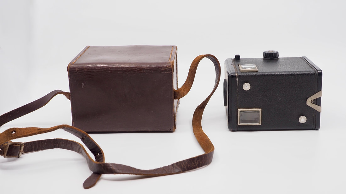 Kodak Brownie Camera SIX-20 Model C Made in England. Vintage Camera photos.