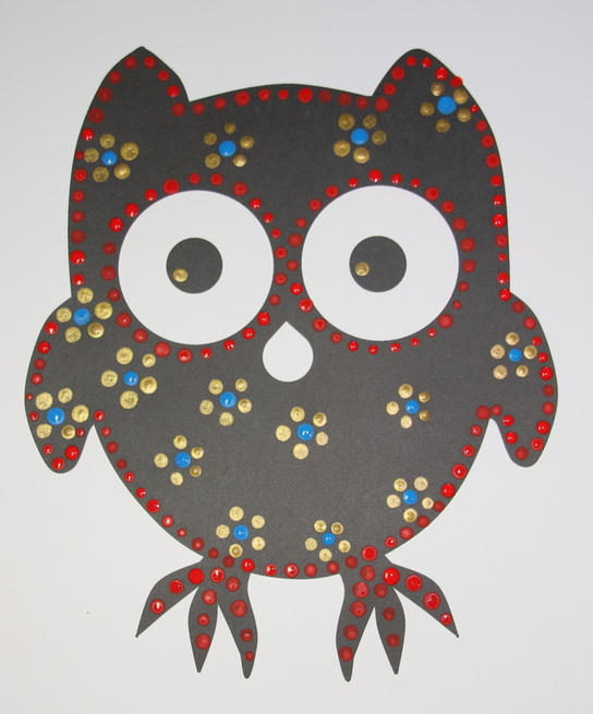 Free printable owl template for art and craft activities.
