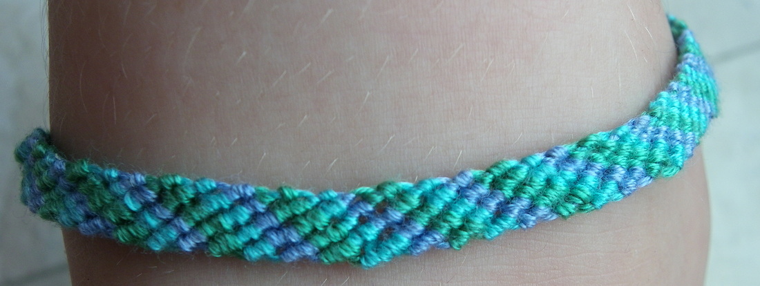 how to make friendship bracelets with a home-made loom 